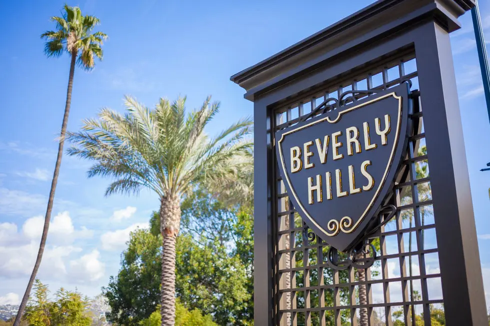 A sign for the beverly hills hotel.